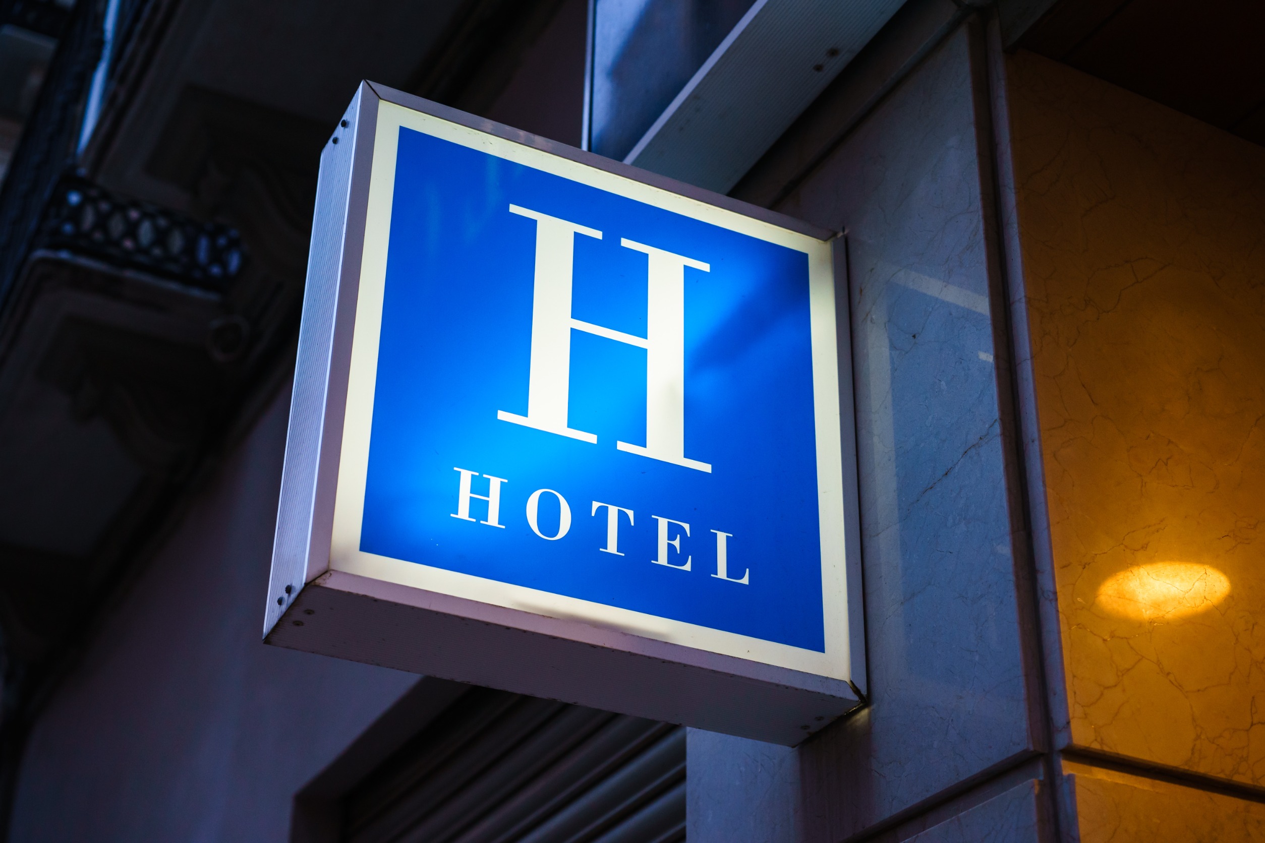 Boosting Your Hotel's Profits: Mastering Upselling and Cross-Selling with Digital Signage
